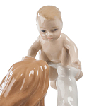 Статуэтка фарфоровая Девушка с ребенком Charming Statuette варинант исполнения - 1 | Loft Concept в Красноярске