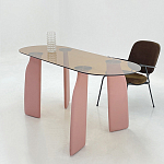 Обеденный стол со стеклянной столешницей и розовыми ножками с тканевой обивкой Wrigley варинант исполнения - 5 | Loft Concept в Красноярске