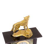 Часы настольные с декором в виде волка из натурального камня Офиокальцит Wolf Stone Clock варинант исполнения - 3 | Loft Concept в Красноярске