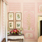 Обои ручная роспись Jharokha Arches Original colourway on pink painted Xuan paper варинант исполнения - 1 | Loft Concept в Красноярске