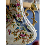 Ваза белого цвета из фарфора с цветочным рисунком и бронзовыми ручками с фигурками птиц Eden Garden porcelain and bronze варинант исполнения - 4 | Loft Concept в Красноярске