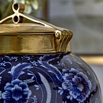 Ваза с насыщенным синим орнаментом и золотой крышкой Blue & White Ornament  варинант исполнения - 3 | Loft Concept в Красноярске