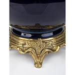 Ваза темно-синяя фарфоровая на бронзовой подставке с ажурным ободком и изогнутыми ручками Eden Garden варинант исполнения - 3 | Loft Concept в Красноярске