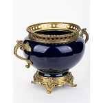 Ваза темно-синяя фарфоровая на бронзовой подставке с ажурным ободком и изогнутыми ручками Eden Garden варинант исполнения - 2 | Loft Concept в Красноярске