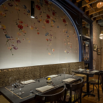 Обои ручная роспись Falling Flowers Standard colourway on Pale Grey dyed silk варинант исполнения - 2 | Loft Concept в Красноярске