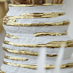 Ваза белая с рельефной поверхностью и золотыми полосами Vase Beehive варинант исполнения - 3 | Loft Concept в Красноярске