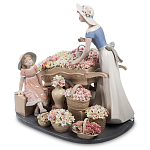 Статуэтка фарфоровая Девушка и маленькая девочка с цветами Charming Statuette варинант исполнения - 1 | Loft Concept в Красноярске