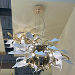 Люстра подвесная с белыми матовыми и золотыми глянцевыми листьями Wintery flovers варинант исполнения - 4 | Loft Concept в Красноярске