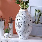 Ваза с декоративными лицами и графическими элементами в виде сердец и символов Faces of Imagination варинант исполнения - 3 | Loft Concept в Красноярске