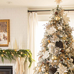 Дизайнерская Елка украшенная шарами в бежевых тонах и декором в виде белых цветов и шишек варинант исполнения - 3 | Loft Concept в Красноярске