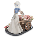 Статуэтка фарфоровая Девушка и маленькая девочка с цветами Charming Statuette варинант исполнения - 3 | Loft Concept в Красноярске