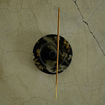 Круглая подставка под благовония из эпоксидной смолы с цветами черная Epoxy Resin Flowers Incense Stand Black варинант исполнения - 3 | Loft Concept в Красноярске