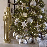 Украшенная Новогодняя Елка с серебряными шарами и звездами варинант исполнения - 2 | Loft Concept в Красноярске