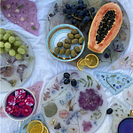 Круглый поднос из эпоксидной смолы с цветами белый Epoxy Resin Flowers Tray White варинант исполнения - 3 | Loft Concept в Красноярске