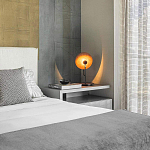 Настольная лампа с круглым деревянным отражателем и черным цилиндрическим плафоном Accord Lighting варинант исполнения - 7 | Loft Concept в Красноярске