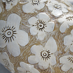 Статуэтка курица с резными белыми цветами на бежевой фактурной поверхности Rustic Chicken варинант исполнения - 2 | Loft Concept в Красноярске