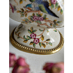 Ваза белого цвета из фарфора с цветочным рисунком и бронзовыми ручками с фигурками птиц Eden Garden porcelain and bronze варинант исполнения - 3 | Loft Concept в Красноярске