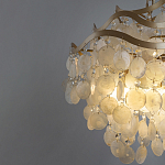 Люстра подвесная с белыми перламутровыми подвесками и изогнутыми золотистыми элементами Диаметр 50 см SHELL Chandelier варинант исполнения - 3 | Loft Concept в Красноярске