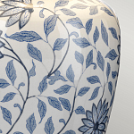 Настольная лампа с керамическим основанием в белом цвете с синим цветочным орнаментом на темной деревянной подставке и тканевым абажуром Elstead Lighting варинант исполнения - 4 | Loft Concept в Красноярске