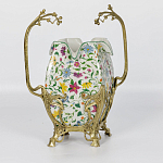 Ваза белого цвета из фарфора с ярким цветочным узором и бронзовыми ручками в виде ветвей Eden Garden porcelain and bronzeм варинант исполнения - 1 | Loft Concept в Красноярске