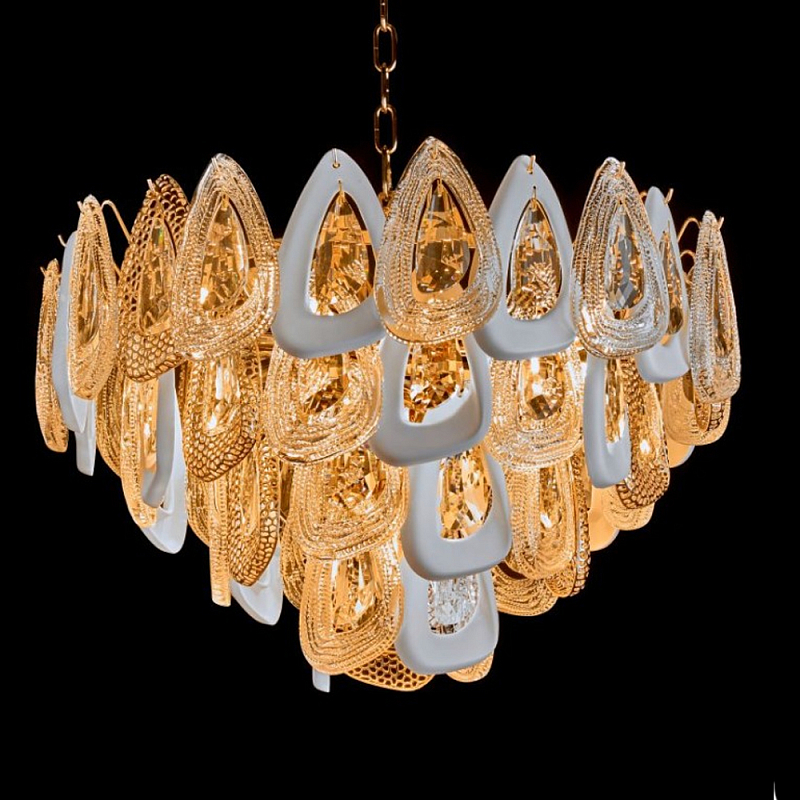 Люстра с многослойными белыми и прозрачными подвесками Character Chandelier Золотой Прозрачный Белый Люстра с многослойными белыми и прозрачными подвесками Character Chandelier Золотой Прозрачный Белый в Красноярске | Loft Concept